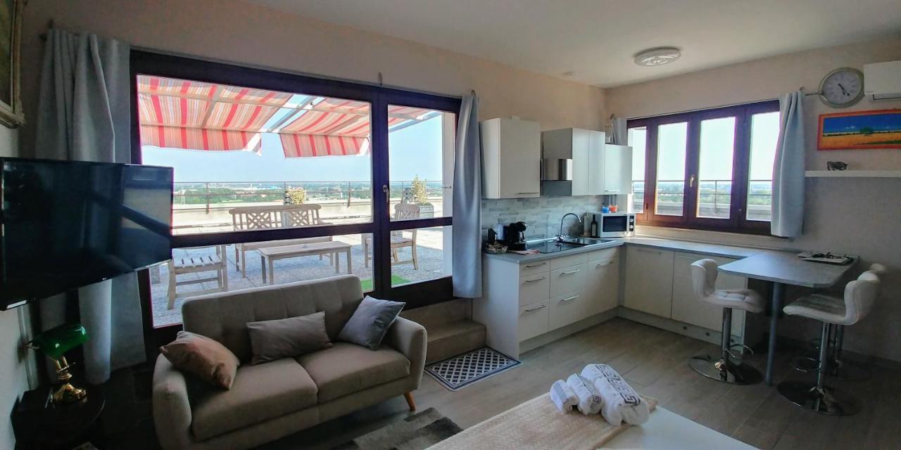 La Attico Metro' Volta Apartment
